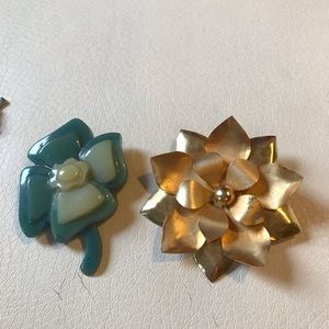 2 vintage brooches.